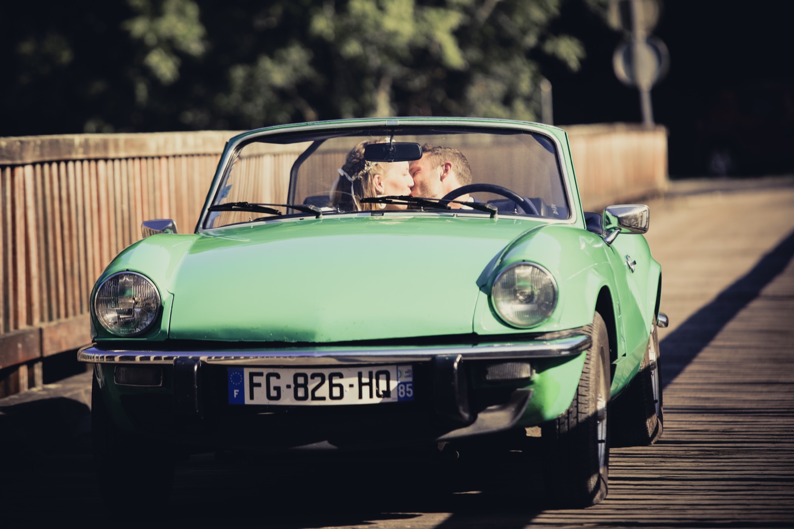 Mari&eacute;s en voiture ancienne