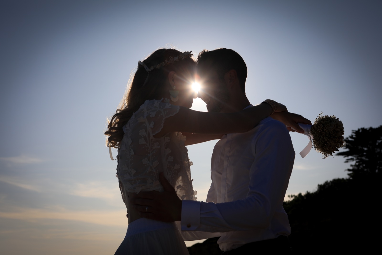 Silhouette des mari&eacute;s au coucher du soleil